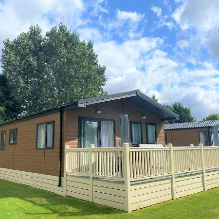 The Yorkshire Burrow Lodge With Hot Tub Exterior photo