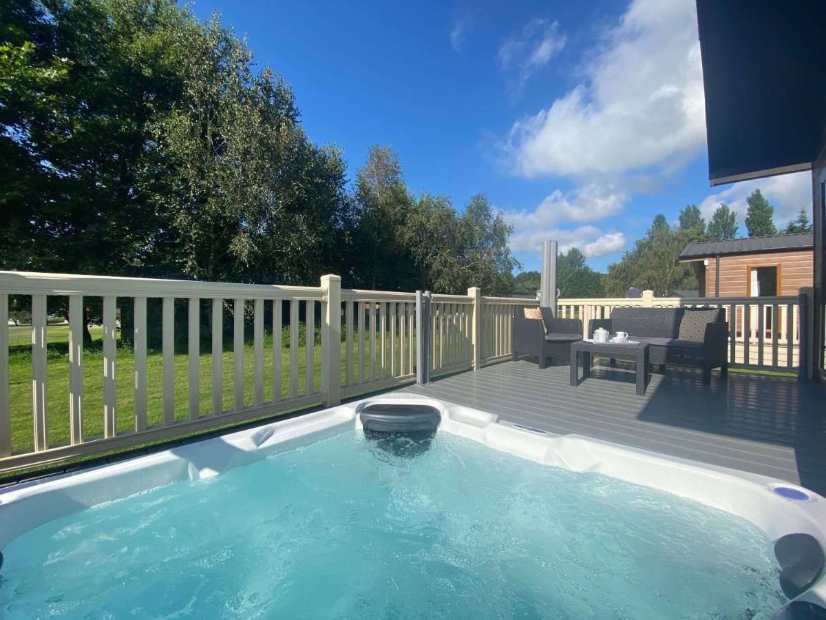 The Yorkshire Burrow Lodge With Hot Tub Exterior photo